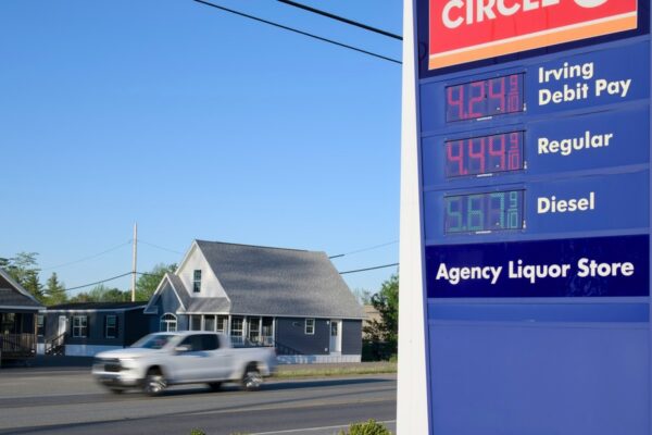Benzin og især diesel skyder i vejret: Iran-krigen kan ramme USA’s økonomi hårdere end sidst