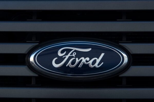 Ford løfter 2026-forventninger efter stærkt kvartal – men el-omlægning og leverandørkrise præger regningen