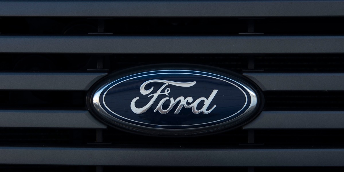 Ford løfter 2026-forventninger efter stærkt kvartal – men el-omlægning og leverandørkrise præger regningen