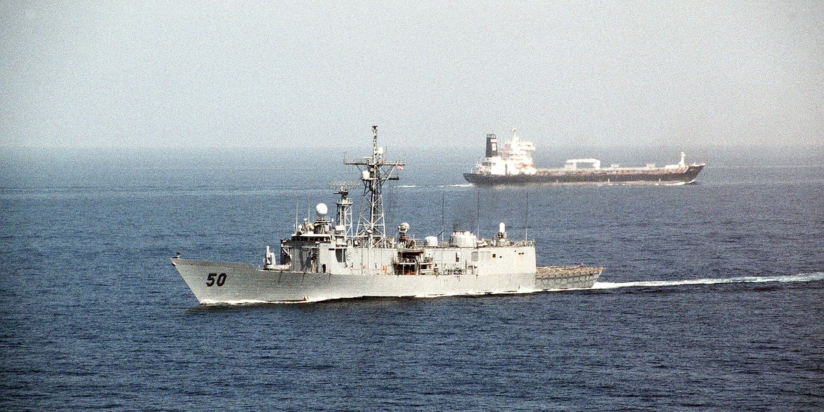 Hormuz-uro rammer fragten: Skibstrafikken falder efter nye amerikanske angreb mod Iran