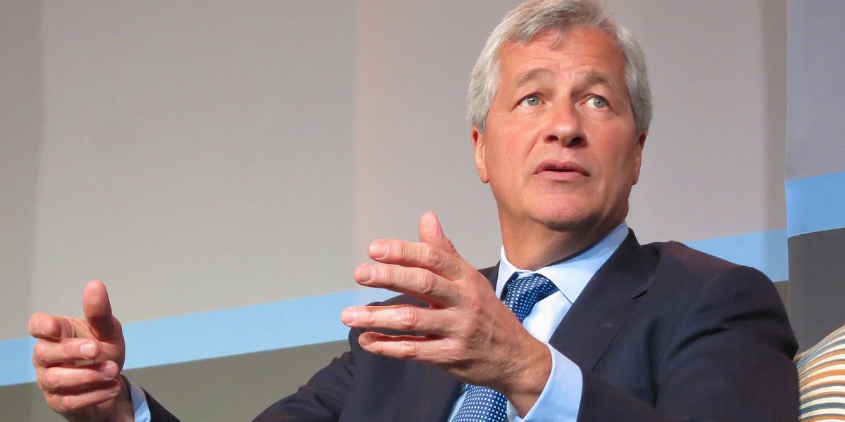JPMorgan-chef Jamie Dimon advarer: Markederne undervurderer risikoen – og han vil hverken købe aktier eller lange statsobligationer