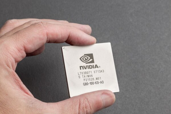 Kinas “AI til alle” udfordrer USA’s chipblokade – og kan presse tech-aktierne i Vesten