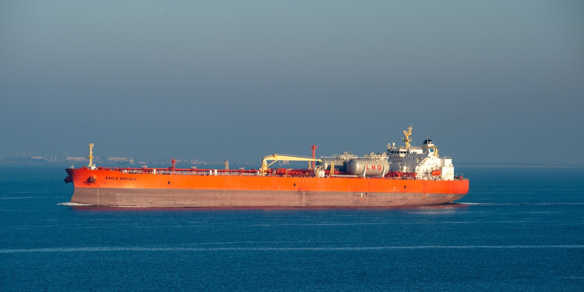 Missilangreb på qatarsk LNG-skib i Hormuzstrædet skærper frygten for ny energikrise