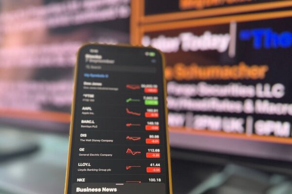 Moody’s advarer: AI-kapløb presser techgiganternes pengestrømme og kan svække kreditkvaliteten