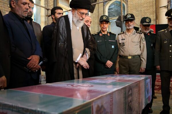 Ny usikkerhed i Iran: Den nye øverste leder udebliver fra Khameneis statsbegravelse