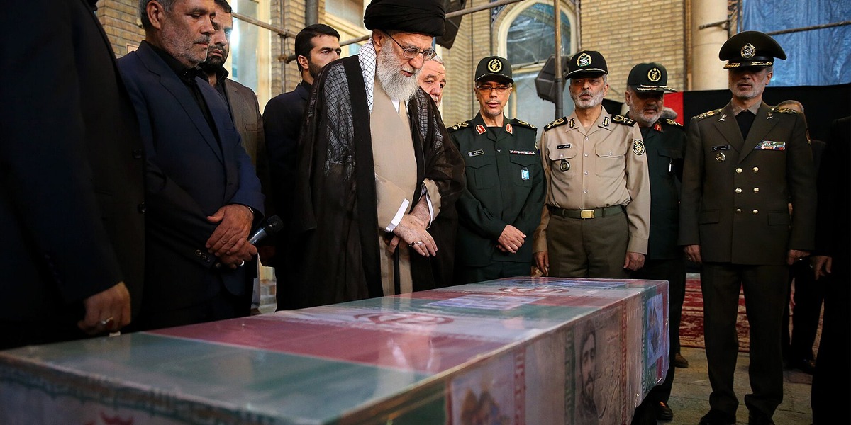 Ny usikkerhed i Iran: Den nye øverste leder udebliver fra Khameneis statsbegravelse