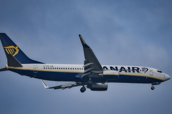 Ryanair advarer om “svær vinter” for europæiske flyselskaber efter profitdyk og oliechok