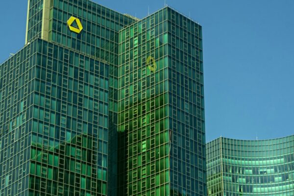 UniCredit nærmer sig kontrol over Commerzbank: Tidsplanen kan ændre magtbalancen i europæisk banksektor