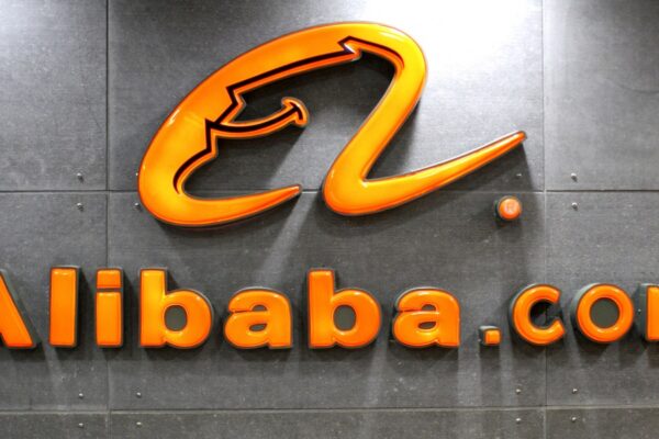 Alibaba rejser 10 mia. dollar til AI – aktien falder brat, mens investorerne tester tålmodigheden