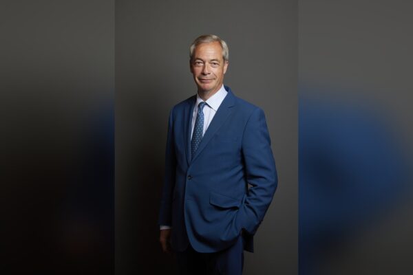 Farage tilbage i parlamentet efter selvudløst valg: Finansskandale og kryptodonation lægger pres på Reform UK