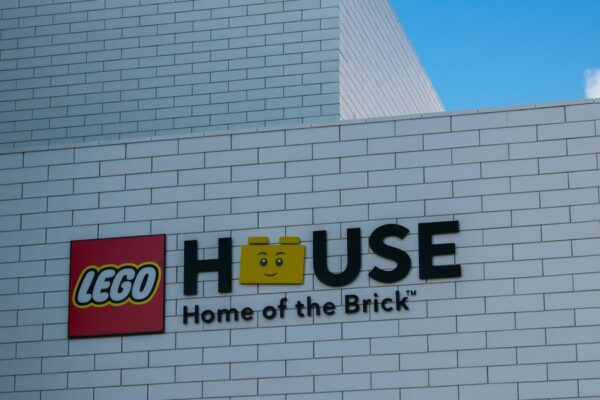 Lego trodser usikker økonomi: Rekordhalvår drevet af nye partnerskaber og voksne fans
