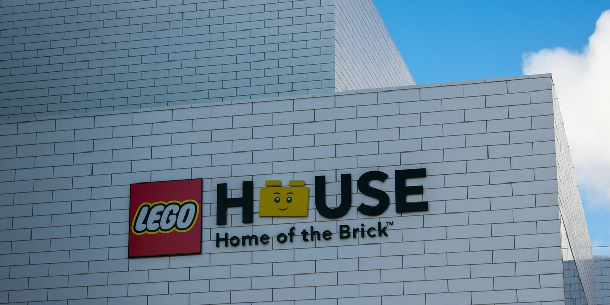 Lego trodser usikker økonomi: Rekordhalvår drevet af nye partnerskaber og voksne fans