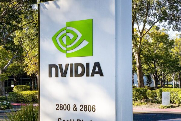 Nvidia beroliger markedet med langsigtet AI-prognose – aktien stiger 7% og løfter chipsektoren