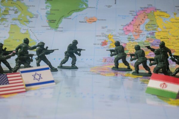 Olieprisen falder brat: USA skifter kurs mod Iran – og markedet tester, hvor hårdt der kan sanktioneres