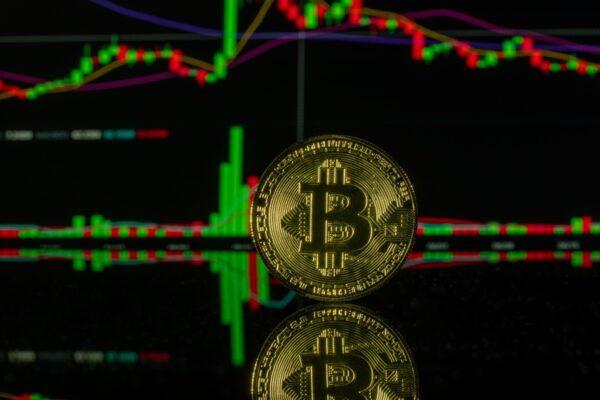 Trump presser på for krypto-lov: Bitcoin og ether springer op, mens markedet jagter næste ben mod 100.000 dollar