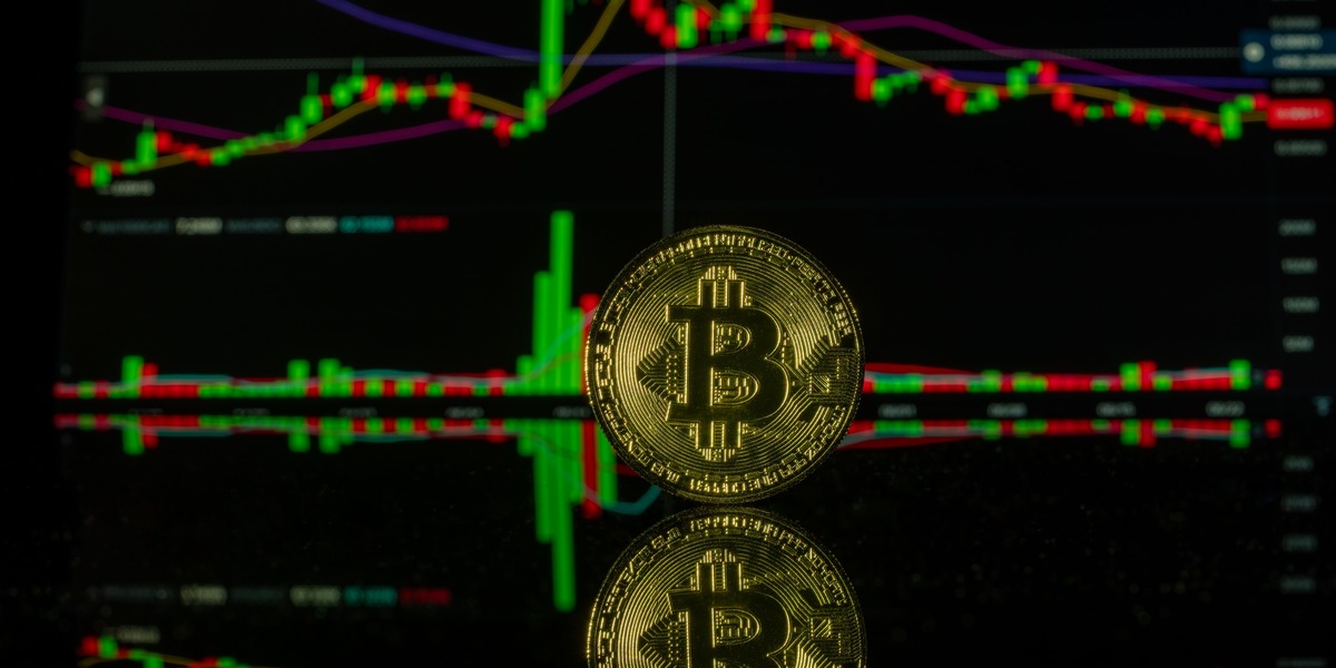 Trump presser på for krypto-lov: Bitcoin og ether springer op, mens markedet jagter næste ben mod 100.000 dollar