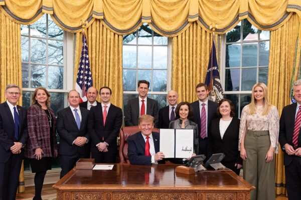 Trumps AI-deadline rammer i morgen: Techgiganter presser på for spilleregler uden Kina-forbud