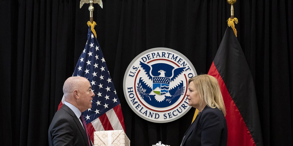 Tysk minister advarer om hybridkrig: Mistænkt droneangreb skærper sikkerheden for lufthavne og industri
