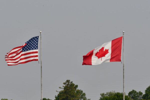USA og Canada skruer op for toldkrigen: Aktierne reagerer – men regningen kan lande i bilindustrien
