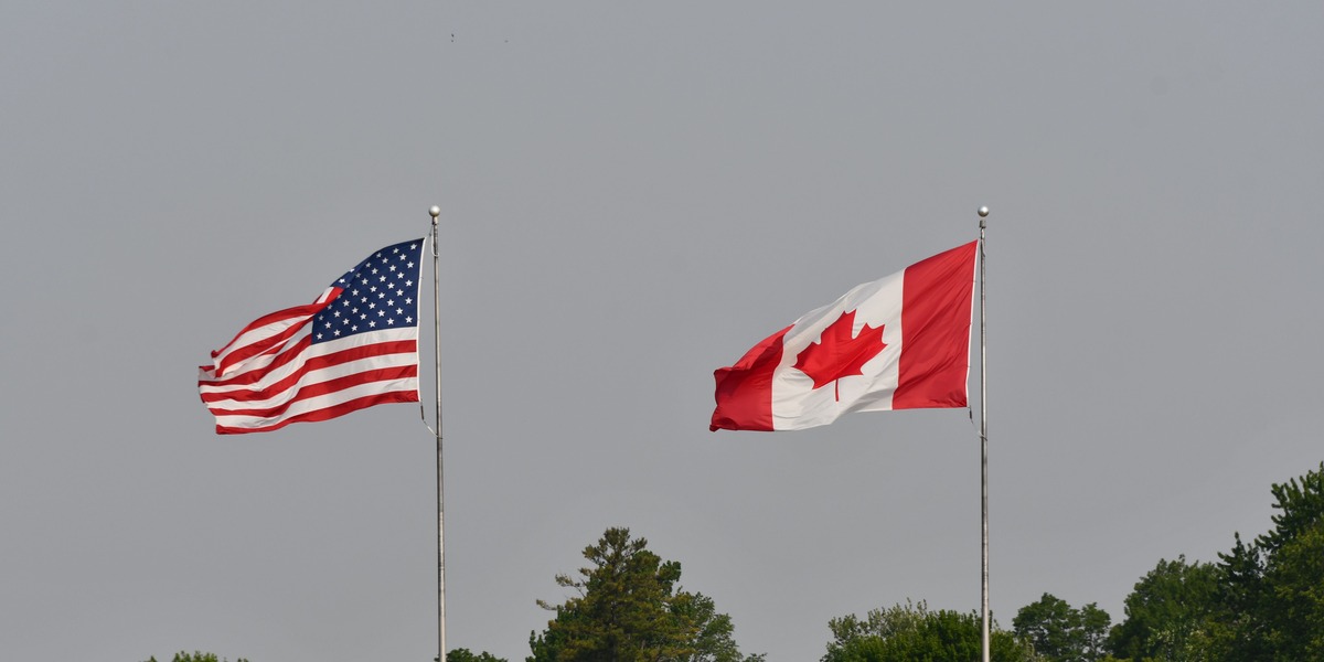 USA og Canada skruer op for toldkrigen: Aktierne reagerer – men regningen kan lande i bilindustrien