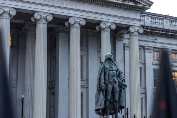 Wall Street advarer: Trumps finansminister kan tabe kampen mod de lange renter