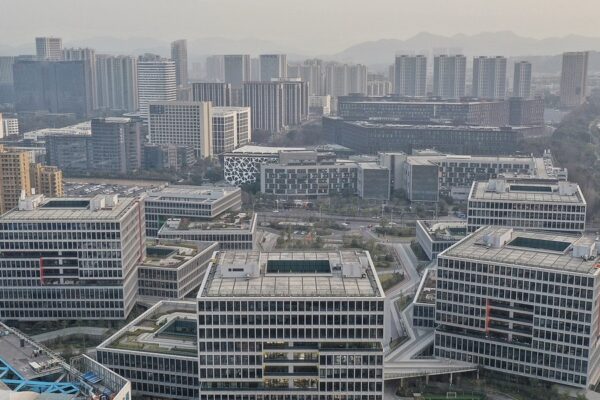 Alibaba skruer op for AI-kapløbet: Ny chip og gigantplan for datacentre sender aktien op