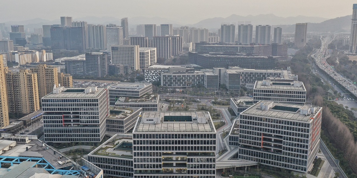 Alibaba skruer op for AI-kapløbet: Ny chip og gigantplan for datacentre sender aktien op