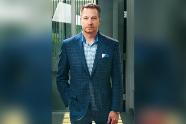 Cyberaktier i hopla: CrowdStrike-topchef afviser “AI-bremse” – og peger på ny sikkerhedsboom