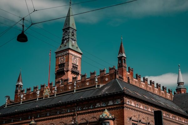 Dansk økonomi i topform giver regeringen nyt råderum – og gør topskattegrænsen til varm kartoffel