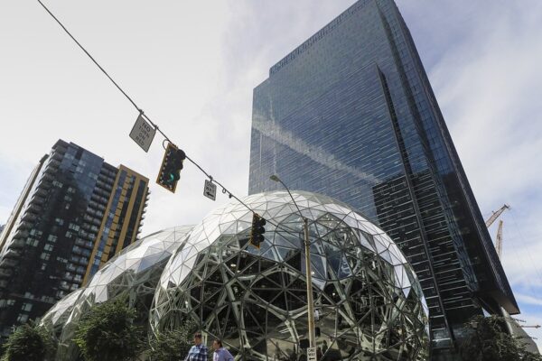 FTC sagsøger Amazon for skjulte annoncegebyrer: Risiko for milliardregning og pres på vækstmotor