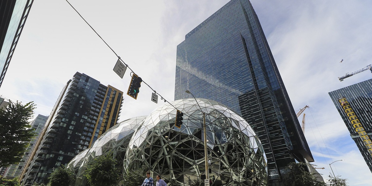 FTC sagsøger Amazon for skjulte annoncegebyrer: Risiko for milliardregning og pres på vækstmotor