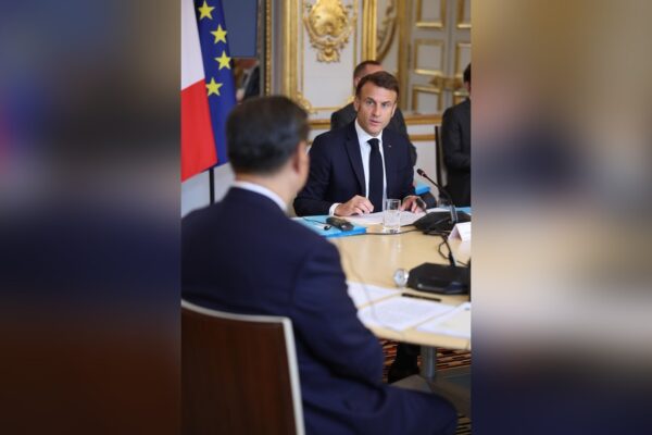 Frankrigs rentechok presser Macron: Investorer kræver krisepræmie før nyt budgetslag