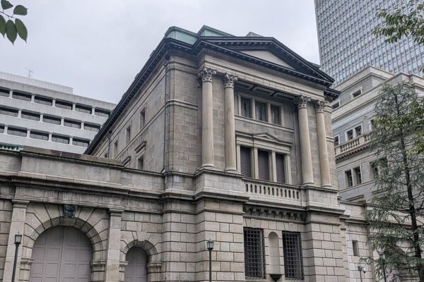 Japans centralbank hæver renten til højeste siden 1995: Svag yen og inflationsfrygt presser BOJ