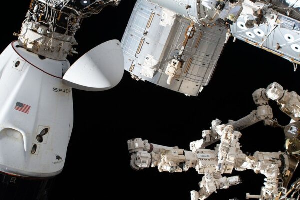 NASA forlænger aftale med SpaceX: Nye bemandede ISS-flyvninger styrker indtjeningen frem mod 2030