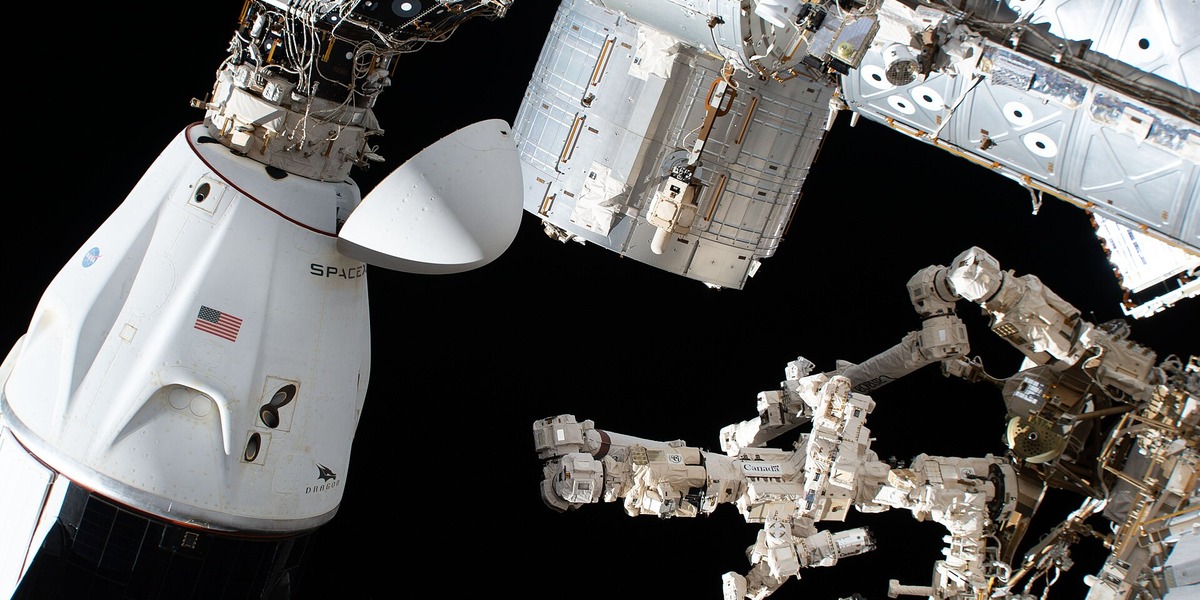 NASA forlænger aftale med SpaceX: Nye bemandede ISS-flyvninger styrker indtjeningen frem mod 2030