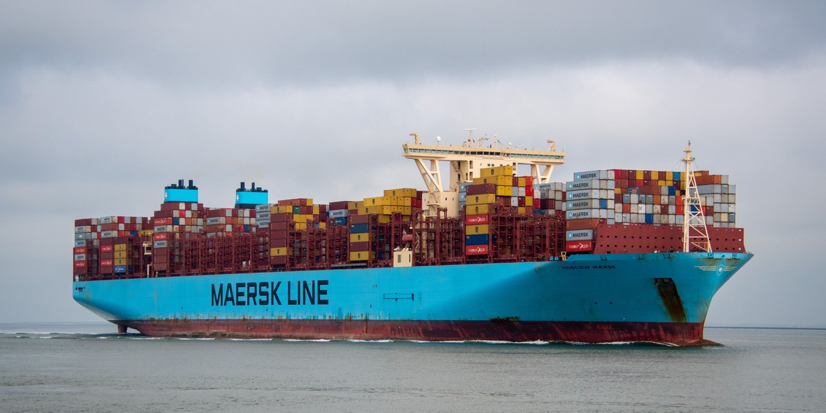 Ny strid om kapacitet i dansk logistik: Dobbelttrailere bremses – mens Mærsk bestiller 26 kæmpeskibe