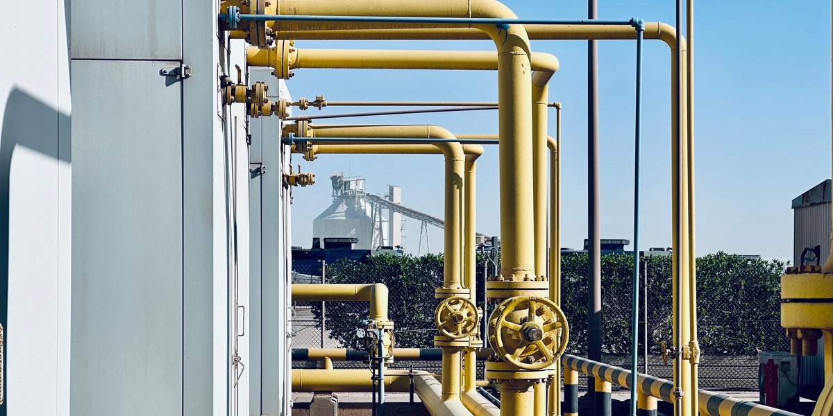 Olieprisen springer over 100 dollar: Saudi-lukning af nødpipeline skærper frygten for chok i energimarkedet