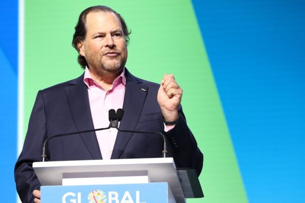 Salesforce-topchef advarer om AI: “Vi vil ikke gentage sociale mediers fejl”