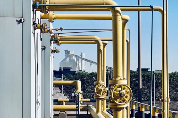 Saudi-Arabien lukker nøglepipeline efter droneangreb: Olieprisen kan få nyt geopolitisk chok
