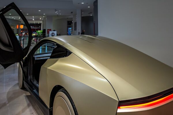 Teslas Cybercab skuffer investorerne: Aktien falder på robotaxi-hype og ny myndighedsgranskning