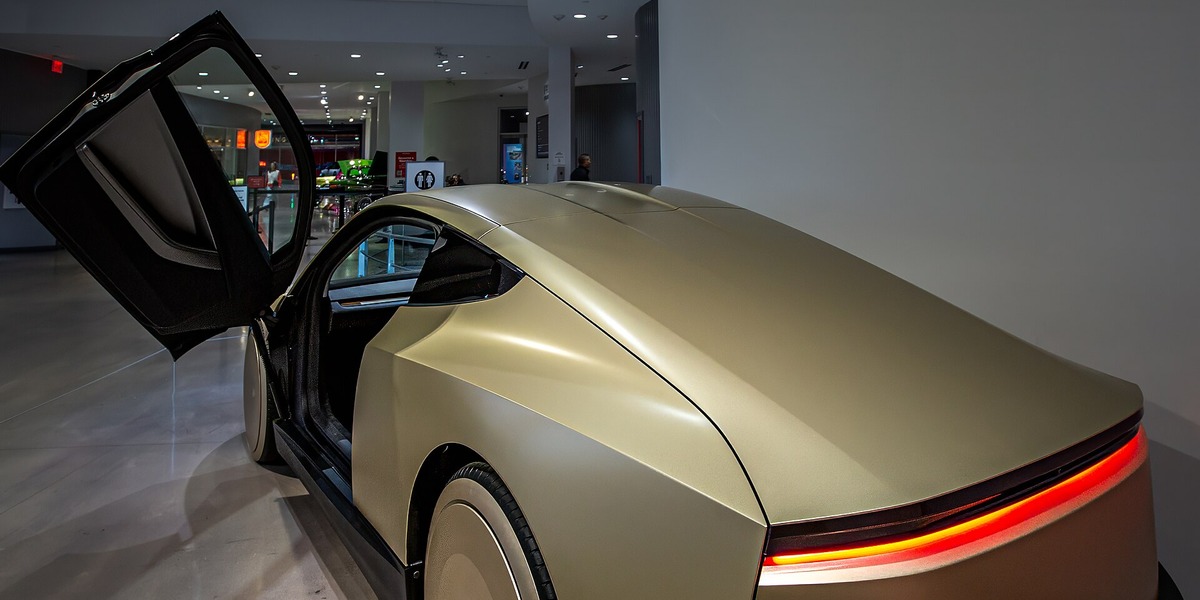 Teslas Cybercab skuffer investorerne: Aktien falder på robotaxi-hype og ny myndighedsgranskning