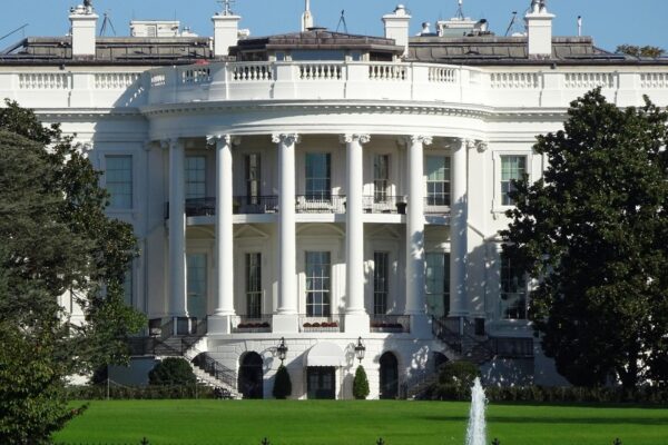 Trump og Xi mødes i Washington: AI, told og Iran kan vælte skrøbelig handelsfred