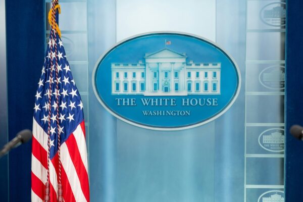Trump skærper fronten mod pressen: Forbyder CNN, Politico og MS NOW adgang til Det Hvide Hus