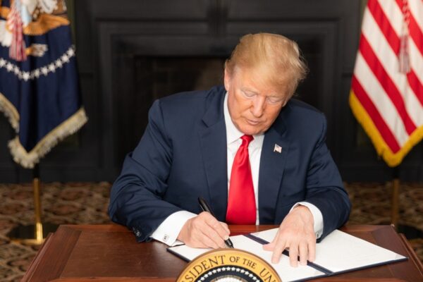 Trump står fast på Iran-krigen: Markederne frygter længere konflikt og nye banksanktioner
