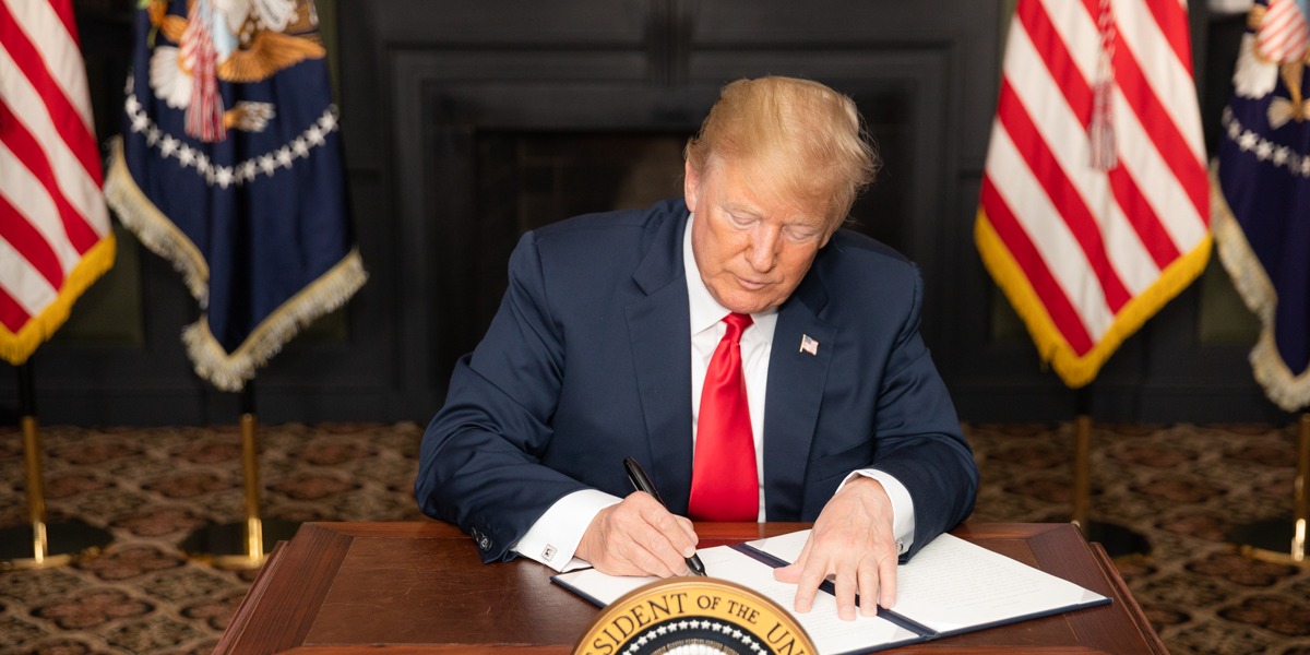 Trump står fast på Iran-krigen: Markederne frygter længere konflikt og nye banksanktioner