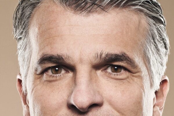 UBS-topchef advarer: Investorer undervurderer risikoen – og renterne kan blive højere i længere tid