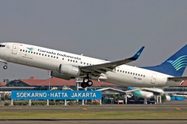 Vulkanaske lammer Jakartas lufthavn: Hundredvis af aflysninger rammer regionens flytrafik