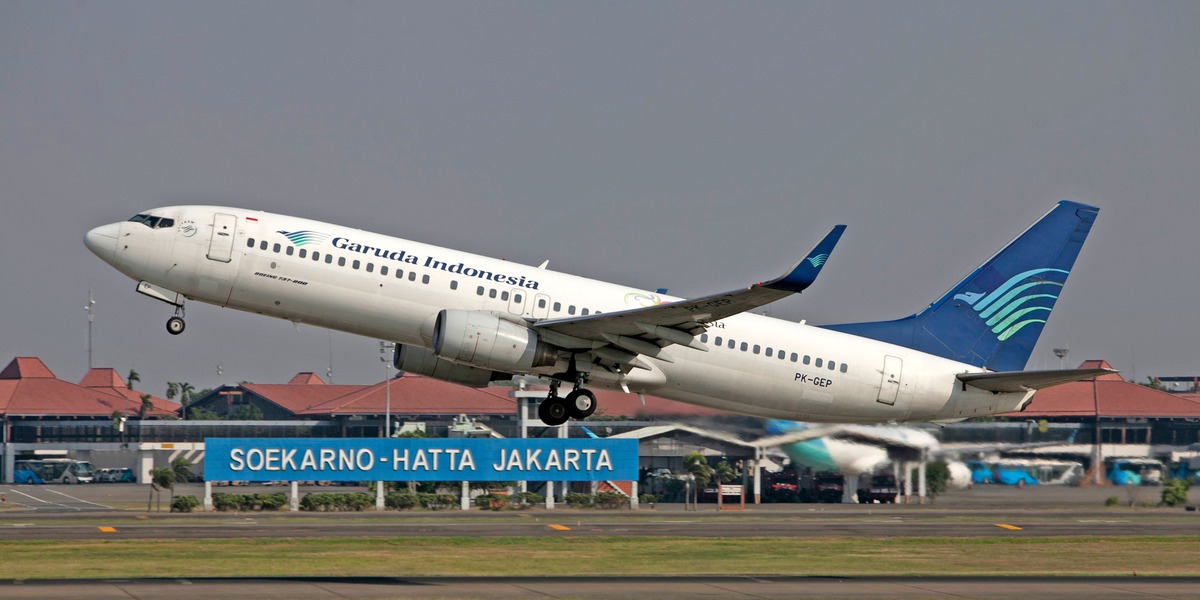 Vulkanaske lammer Jakartas lufthavn: Hundredvis af aflysninger rammer regionens flytrafik