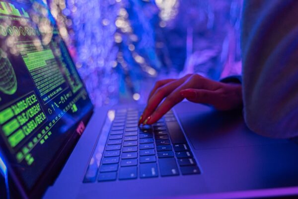 AI løfter cyberkriminelle: Sådan rammer det danske budgetter