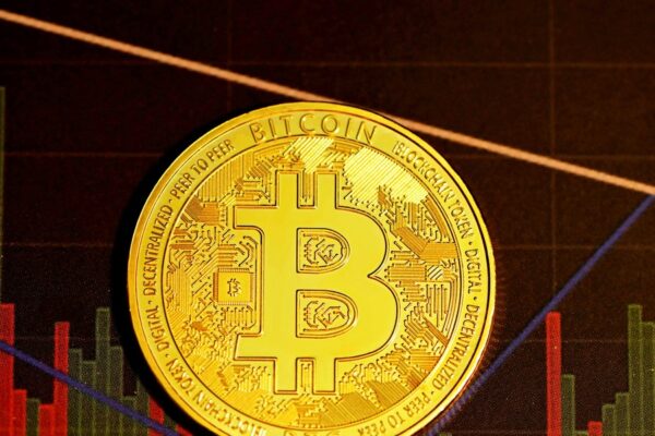 Bitcoin over 82.000 dollar: Oliefald løfter risikoen